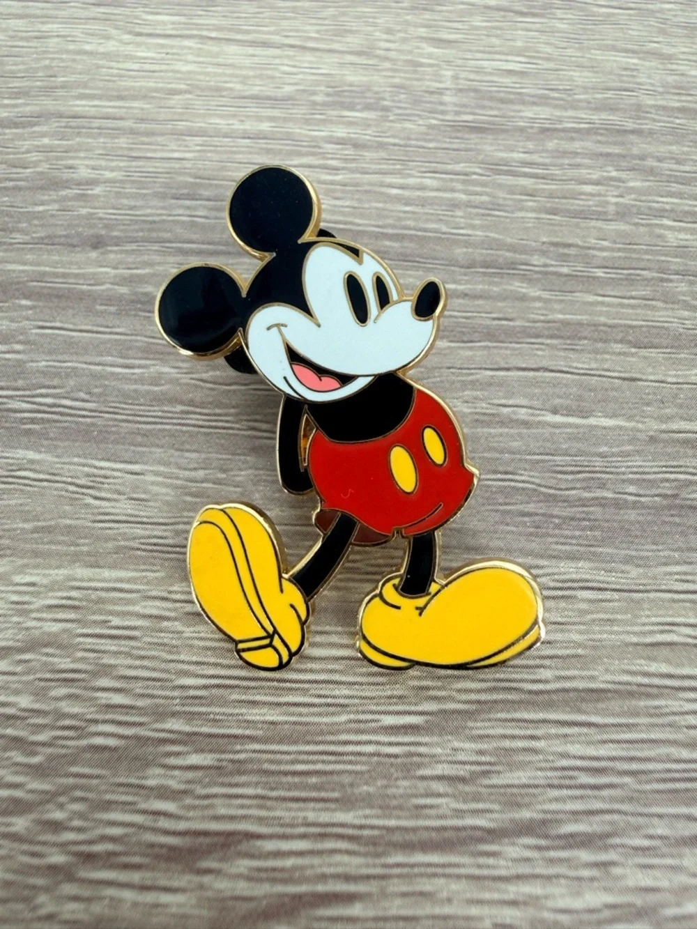 Disney Mickey Mouse Official Pin Trading 2008 Authentic Enamel Pin Core Classic